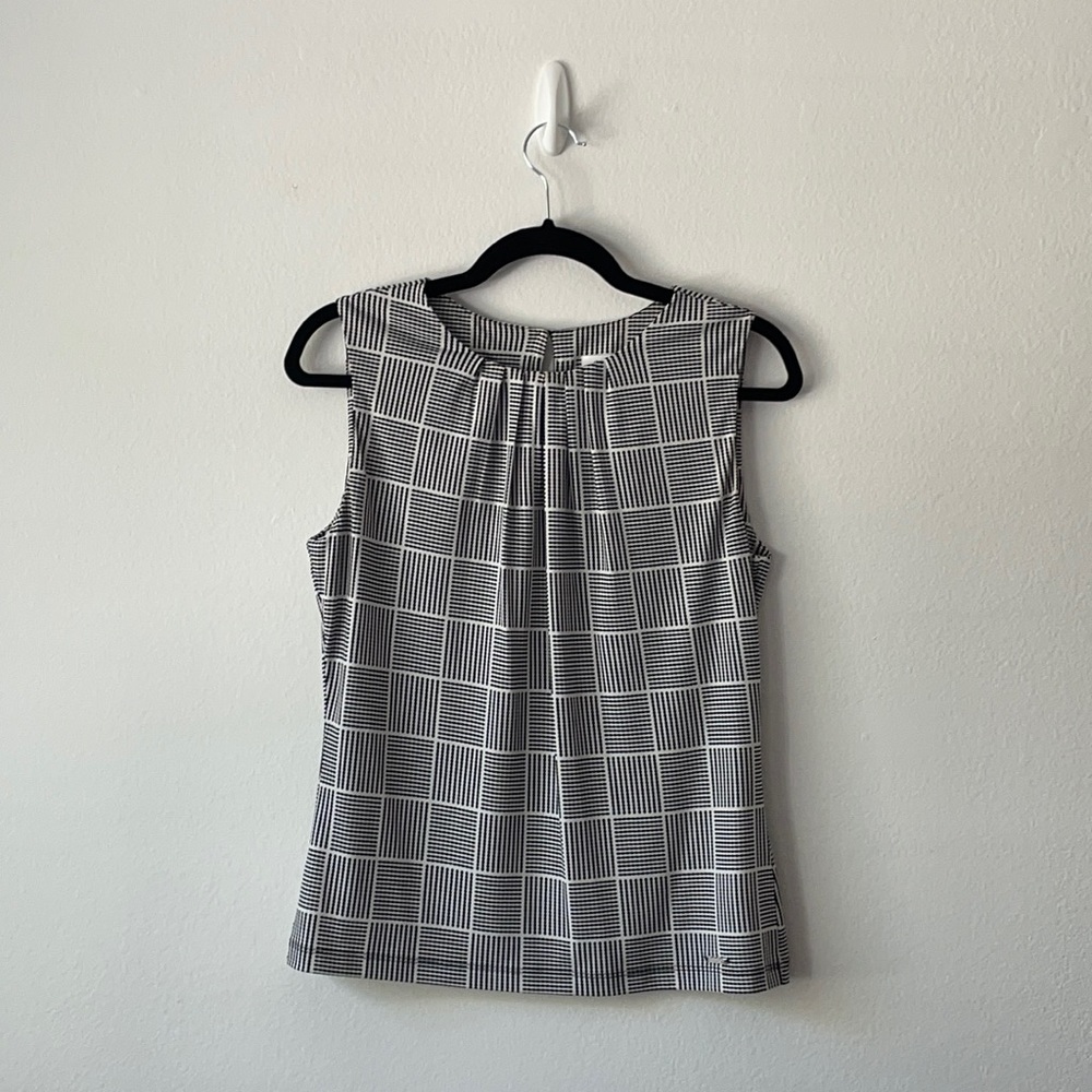 Sleeveless pleated work top
